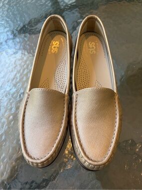 SAS Simplify Slip On Loafer in Gold Metallic Leather Size 8M made in USA NWOB